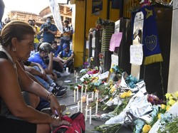Ini sudut lain dari fans Boca Junior yang terpukul dengan meninggalnya Maradona. (Foto: Getty Images/Rodrigo Valle)
