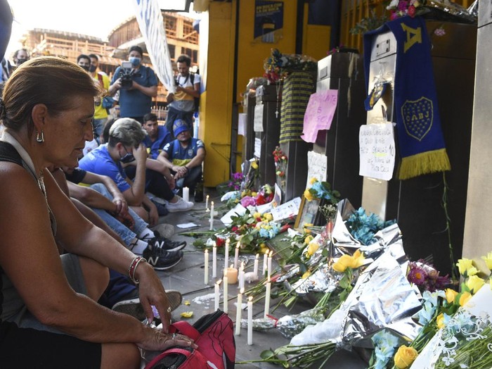 BUENOS AIRES, ARGENTINA - NOVEMBER 25: Mourners and fans of Boca Juniors gather at La Bombonera Stadium to pay tribute to former football star Diego Maradona who died today on November 25, 2020 in Buenos Aires, Argentina. Diego Maradona, considered one of the biggest football stars in history, died at 60 from a heart attack on Wednesday in Buenos Aires.  (Photo by Rodrigo Valle/Getty Images)