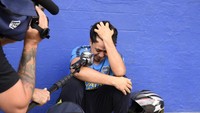 Salah seorang wartawan berusaha mewawancarai fans yang menangis saat mendapat kabar kematian Maradona. (Foto: Getty Images/Fotonoticias)