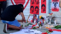 Karangan bunga dan lilin untuk mendiang Maradona muncul di sudut-sudut ibukota Argentina. (Foto: Getty Images/Fernando de Dios)