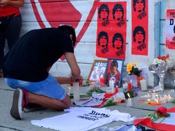 Karangan bunga dan lilin untuk mendiang Maradona muncul di sudut-sudut ibukota Argentina. (Foto: Getty Images/Fernando de Dios)
