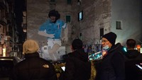 Bukan cuma Argentina yang menangisi Maradona. Kota Naples, Italia, juga sangat kehilangan. Maradona diperlakukan bak dewa oleh warga Naples. (Foto: Getty Images/Ivan Romano)