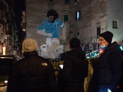 Bukan cuma Argentina yang menangisi Maradona. Kota Naples, Italia, juga sangat kehilangan. Maradona diperlakukan bak dewa oleh warga Naples. (Foto: Getty Images/Ivan Romano)