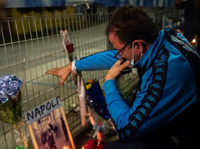 NAPLES, ITALY - NOVEMBER 25: Supporters mourn the death of soccer player Diego Armando Maradona in front of the San Paolo stadium on November 25, 2020 in Naples, Italy. Diego Armando Maradona died at 60 after cardiac arrest while he was at his house in Tigre, Argentina, where he was spending his convalescence after brain surgery three weeks before. (Photo by Ivan Romano/Getty Images)