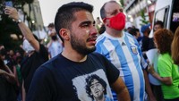 Tangisan juga terlihat di wajah dua pemuda gempal asal Argentina ini. (Foto: AP/Marcos Brindicci)
