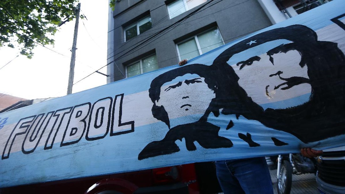 Gambar Diego Maradona bersanding dengan gerilyawan komunis Che Guevara. (Foto: Getty Images/Marcos Brindicci)