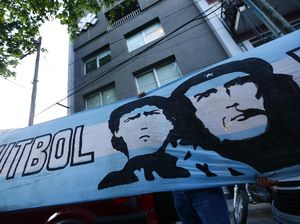 Maradona dan Orang-orang di Persimpangan Kiri Jalan Maradona dan Orang-orang di Persimpangan Kiri Jalan