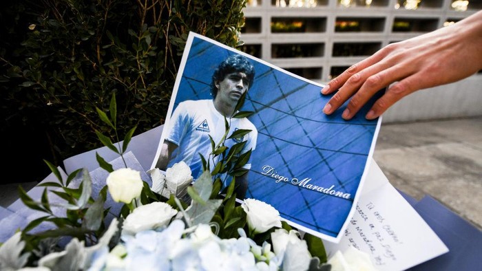 BEIJING, CHINA - NOVEMBER 26:  A staff arranged a photo in the Argentine Embassy for Mourning Diego Maradona on November 26, 2020 in Beijing, China.Diego Maradona, considered one of the biggest football stars in history, died at 60 from a heart attack on Wednesday in Buenos Aires.   (Photo by Di Yin/Getty Images)