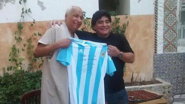 Diego Maradona bertemu dengan Ali Bin Nasser, wasit laga Argentina vs Inggris di Piala Dunia 1986.