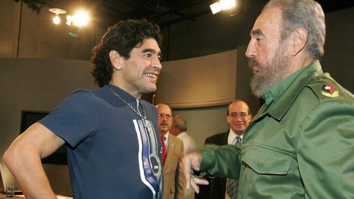 Diego Maradona bersama pemimpin revolusi Kuba, Fidel Castro.