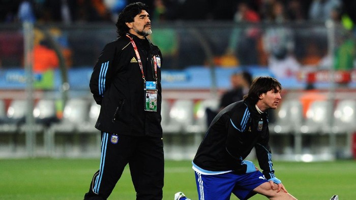 JOHANNESBURG, SOUTH AFRICA - JUNE 27:  Diego Maradona head coach of Argentina and Lionel Messi during the warm up ahead of the 2010 FIFA World Cup South Africa Round of Sixteen match between Argentina and Mexico at Soccer City Stadium on June 27, 2010 in Johannesburg, South Africa.  (Photo by Stanley Chou/Getty Images)