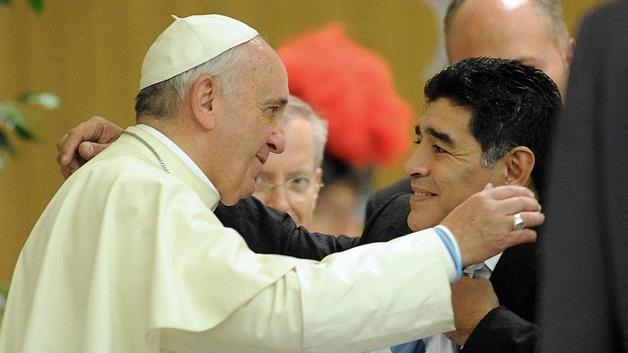 ROME, ITALY - SEPTEMBER 01:  Pope Francis meets Diego Maradona during an audience with the players of the Partita Interreligiosa Della Pace at Paul VI Hall before the Interreligious Match For Peac at Olimpico Stadium on September 1, 2014 in Rome, Italy.  (Photo by Pier Marco Tacca/Getty Images)
