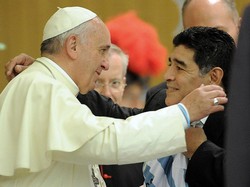Kisah Persahabatan Maradona dan Paus Fransiskus