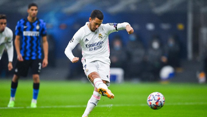 MILAN, ITALY - NOVEMBER 25: Eden Hazard of Real Madrid scores their teams first goal from the penalty spot during the UEFA Champions League Group B stage match between FC Internazionale and Real Madrid at Stadio Giuseppe Meazza on November 25, 2020 in Milan, Italy. Football Stadiums around Europe remain empty due to the Coronavirus Pandemic as Government social distancing laws prohibit fans inside venues resulting in fixtures being played behind closed doors. (Photo by Valerio Pennicino/Getty Images)