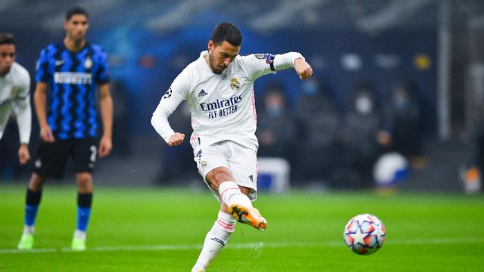 Eden Hazard MILAN, ITALY - NOVEMBER 25: Eden Hazard of Real Madrid scores their teams first goal from the penalty spot during the UEFA Champions League Group B stage match between FC Internazionale and Real Madrid at Stadio Giuseppe Meazza on November 25, 2020 in Milan, Italy. Football Stadiums around Europe remain empty due to the Coronavirus Pandemic as Government social distancing laws prohibit fans inside venues resulting in fixtures being played behind closed doors. (Photo by Valerio Pennicino/Getty Images)