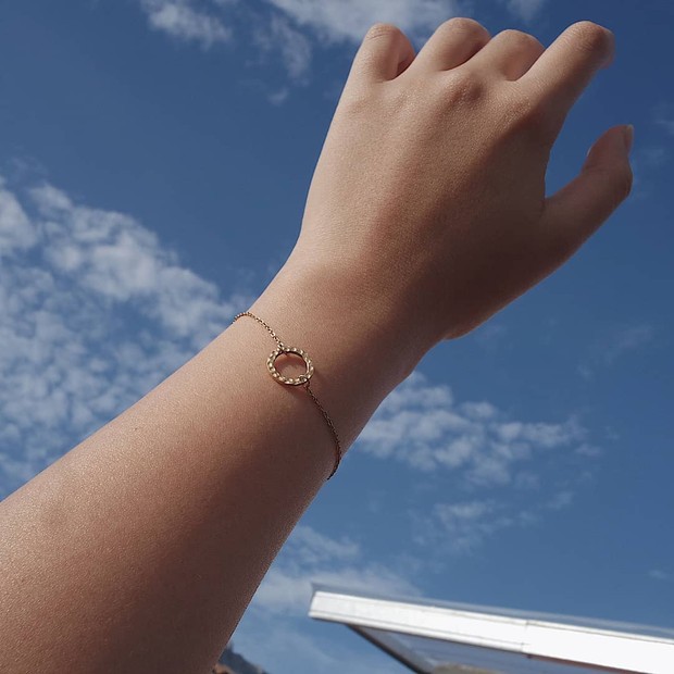 Everyday bracelet/ sumber: instagram.com/hellofriday.shop/ Kenakan bracelet dengan desain simple untuk dipakai sehari-hari.