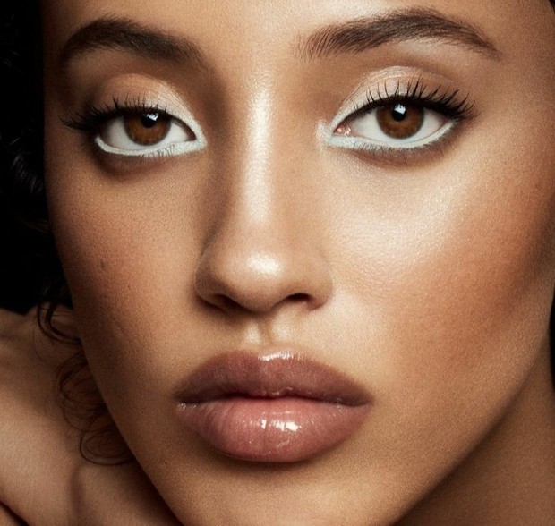 Eyeliner putih pada waterline bawah mata/Foto: Pinterest Cara agar mata terlihat terbuka dengan makeup