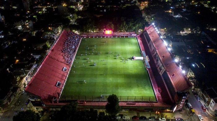 Fans Mulai Penuhi Stadion Klub Masa Kecil Maradona BUENOS AIRES, ARGENTINA - NOVEMBER 25: Fireworks are seen over the stadium of Argentinos Juniors stadium during a tribute to Diego Maradona former football star who died today, at Diego Armando Maradona Stadium on November 25, 2020 in Buenos Aires, Argentina. Argentinos Juniors was the club where Argentinian football player Diego Maradona made his professional debut at the age of 15. Diego Maradona, considered one of the biggest football stars in history, died at 60 from a heart attack on Wednesday in Buenos Aires. (Photo by Getty Images/Getty Images)