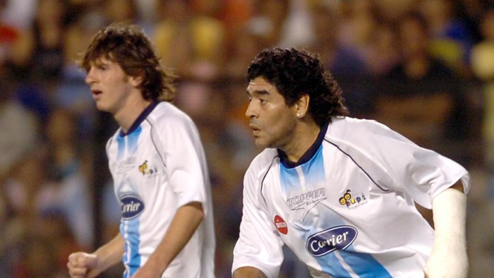 Argentine former football legend Diego Maradona (R) and Lionel Messi run during the friendly match 