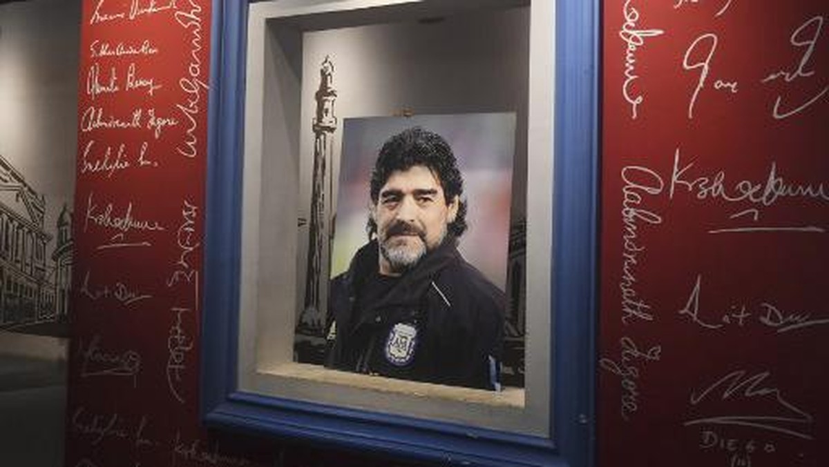 Ada laporan dokter pribadi Diego Maradona diperiksa kepolisian. (Foto: DIBYANGSHU SARKAR/AFP)