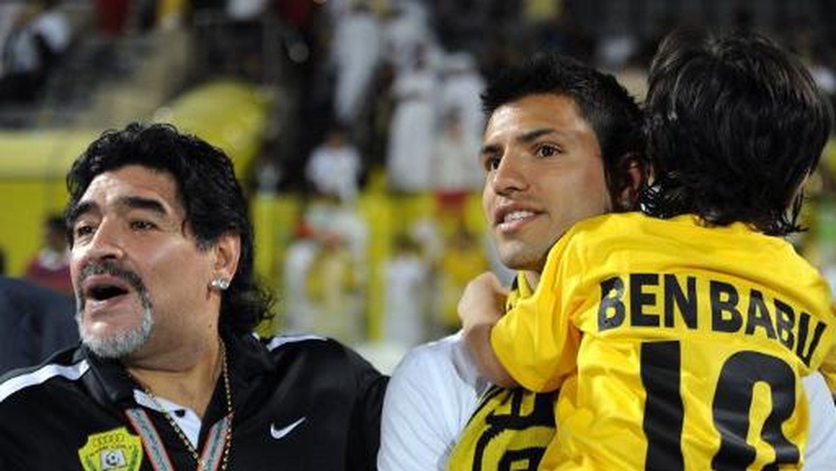 Maradona bersama Aguero dan cucunya, Benjamin. Foto: AFP/-
