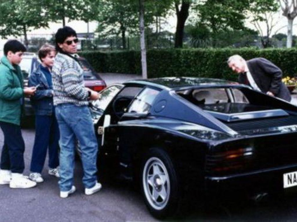 Cerita Diego Maradona Minta Ferrari Warna Hitam yang Ada AC dan Stereo Cerita Diego Maradona Minta Ferrari Warna Hitam yang Ada AC dan Stereo