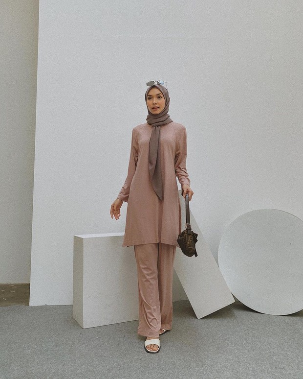 Foto: instagram.com/fitawww Outfit minimalis ala Fita Wulansari.