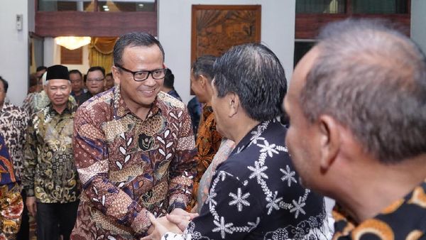 Foto: Gaya Edhy Prabowo Pakai Batik Ikan Sebelum Ditangkap KPK