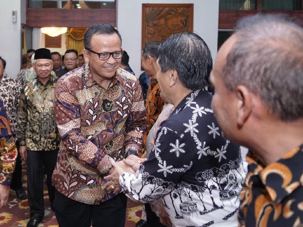 Foto: Gaya Edhy Prabowo Pakai Batik Ikan Sebelum Ditangkap KPK Foto: Gaya Edhy Prabowo Pakai Batik Ikan Sebelum Ditangkap KPK