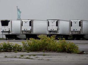 Ngeri! 50 Truk Ini Simpan 650 Mayat Korban COVID-19