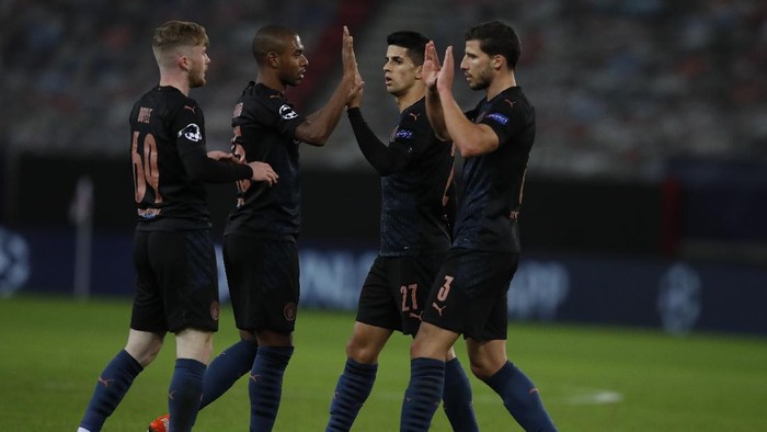 Manchester Citys players celebrate their win against Olympiakos after the end of the Champions League, group C soccer match between Olympiacos and Manchester City at Georgios Karaiskakis stadium in Piraeus port, near Athens, Wednesday, Nov. 25, 2020. Manchester City won 1-0 .(AP Photo/Thanassis Stavrakis)