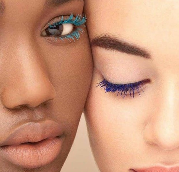 Gunakan maskara biru/Foto: Instagram Cara agar mata terlihat terbuka dengan makeup