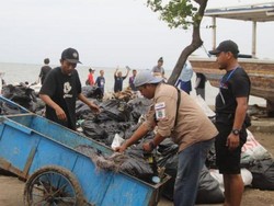Hampir Setiap Hari, Sanen dan Relawan Lainnya Memilah Sampah Medis di Jakarta