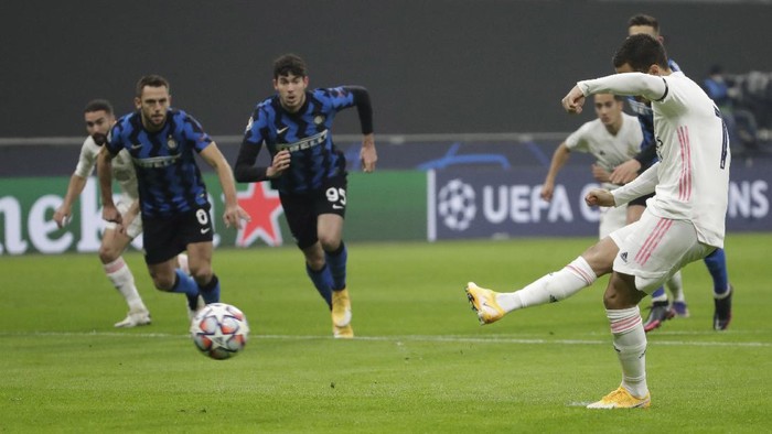 Real Madrids Eden Hazard, right, scores on a penalty kick during their Group B, Champions League soccer match between Inter Milan and Real Madrid at the San Siro Stadium, in Milan, Italy, Wednesday, Nov. 25, 2020. (AP Photo/Luca Bruno)