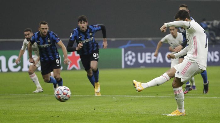 Hazard Real Madrids Eden Hazard, right, scores on a penalty kick during their Group B, Champions League soccer match between Inter Milan and Real Madrid at the San Siro Stadium, in Milan, Italy, Wednesday, Nov. 25, 2020. (AP Photo/Luca Bruno)
