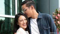 10 Potret Mesra Anak Hetty Koes Endang usai Menikah, Peluk Erat!