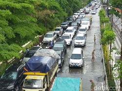 Genangan Air Usai Hujan Deras, Lalin di Mayjen Sungkono Dua Arah Tersendat