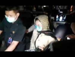 Momen Istri Edhy Prabowo Dibebaskan KPK