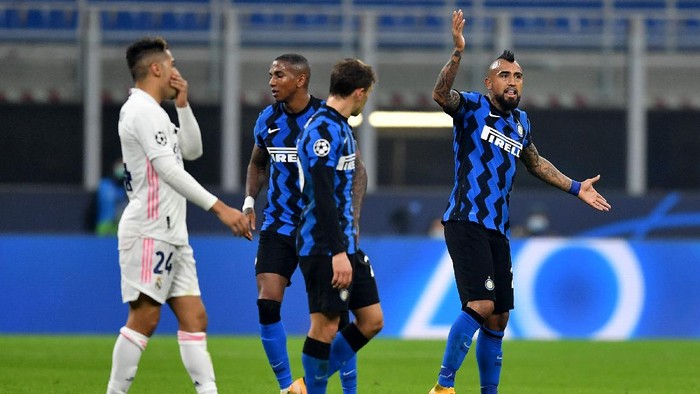 MILAN, ITALY - NOVEMBER 25: Arturo Vidal of Inter Milan reacts to being sent off during the UEFA Champions League Group B stage match between FC Internazionale and Real Madrid at Stadio Giuseppe Meazza on November 25, 2020 in Milan, Italy. Football Stadiums around Europe remain empty due to the Coronavirus Pandemic as Government social distancing laws prohibit fans inside venues resulting in fixtures being played behind closed doors. (Photo by Valerio Pennicino/Getty Images)