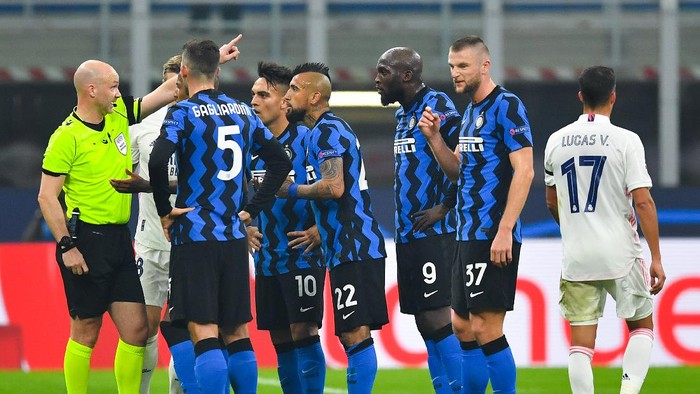MILAN, ITALY - NOVEMBER 25: Referee Anthony Taylor sends Arturo Vidal off Inter Milan off as Lautaro Martínez, Romelu Lukaku, Roberto Gagliardini and Milan Skriniar of Inter Milan react during the UEFA Champions League Group B stage match between FC Internazionale and Real Madrid at Stadio Giuseppe Meazza on November 25, 2020 in Milan, Italy. Football Stadiums around Europe remain empty due to the Coronavirus Pandemic as Government social distancing laws prohibit fans inside venues resulting in fixtures being played behind closed doors. (Photo by Valerio Pennicino/Getty Images)