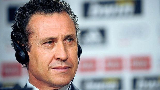 MADRID, SPAIN - JANUARY 27: Real Madrid director general Jorge Valdano attends the presentation of  Emmanuel Adebayor as a new Real player at Estadio Santiago Bernabeu on January 27, 2011 in Madrid, Spain.  (Photo by Denis Doyle/Getty Images)
