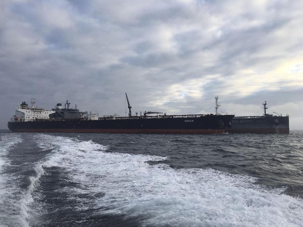 Ranjau Laut Meledak, Kapal Tanker di Lepas Pantai Arab Saudi Rusak