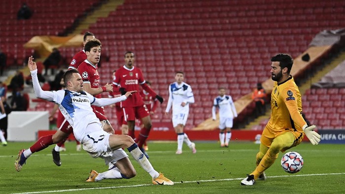 LIVERPOOL, ENGLAND - NOVEMBER 25: Josip Ilicic of Atalanta B.C. scores their teams first goal past Alisson Becker of Liverpool during the UEFA Champions League Group D stage match between Liverpool FC and Atalanta BC at Anfield on November 25, 2020 in Liverpool, England. Sporting stadiums around the UK remain under strict restrictions due to the Coronavirus Pandemic as Government social distancing laws prohibit fans inside venues resulting in games being played behind closed doors. (Photo by Laurence Griffiths/Getty Images)