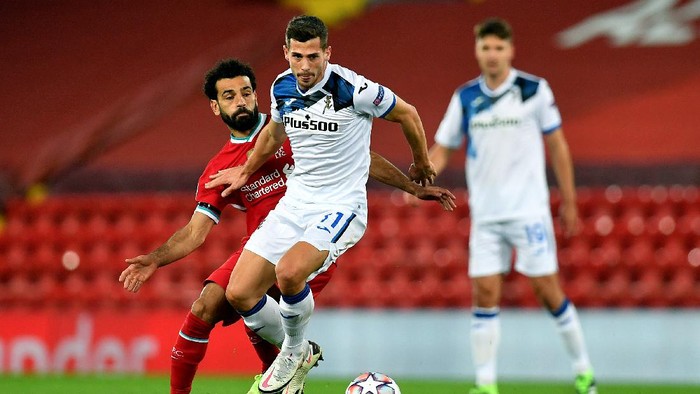 LIVERPOOL, ENGLAND - NOVEMBER 25: Remo Freuler of Atalanta B.C. is challenged by Mohamed Salah of Liverpool during the UEFA Champions League Group D stage match between Liverpool FC and Atalanta BC at Anfield on November 25, 2020 in Liverpool, England. Sporting stadiums around the UK remain under strict restrictions due to the Coronavirus Pandemic as Government social distancing laws prohibit fans inside venues resulting in games being played behind closed doors. (Photo by Paul Ellis - Pool/Getty Images)