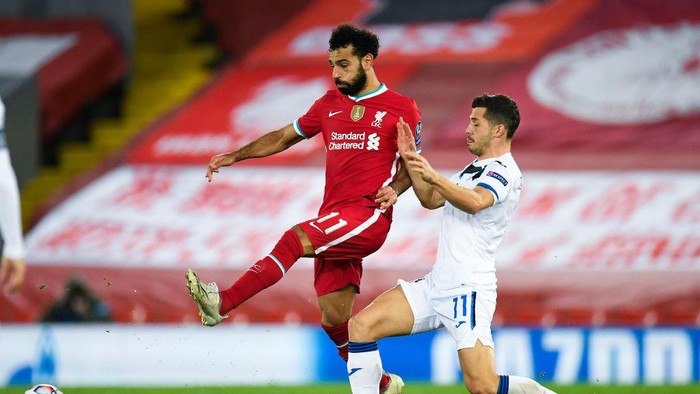 LIVERPOOL, ENGLAND - NOVEMBER 25: Mohamed Salah of Liverpool is challenged by Remo Freuler of Atalanta B.C. during the UEFA Champions League Group D stage match between Liverpool FC and Atalanta BC at Anfield on November 25, 2020 in Liverpool, England. Sporting stadiums around the UK remain under strict restrictions due to the Coronavirus Pandemic as Government social distancing laws prohibit fans inside venues resulting in games being played behind closed doors. (Photo by Peter Powell - Pool/Getty Images)