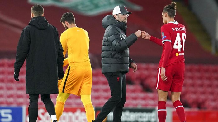 Liverpools manager Jurgen Klopp, centre, gestures with Liverpools Rhys Williams, right, following during the Champions League group D soccer match between Liverpool and Atalanta at Anfield stadium in Liverpool, England, Wednesday, Nov. 25, 2020. (AP Photo/Jon Super, Pool)