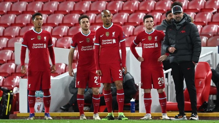 LIVERPOOL, ENGLAND - NOVEMBER 25: Roberto Firmino, Diogo Jota, Fabinho and Andy Robertson of Liverpool prepare to come on as Jurgen Klopp, Manager of Liverpool looks on during the UEFA Champions League Group D stage match between Liverpool FC and Atalanta BC at Anfield on November 25, 2020 in Liverpool, England. Sporting stadiums around the UK remain under strict restrictions due to the Coronavirus Pandemic as Government social distancing laws prohibit fans inside venues resulting in games being played behind closed doors. (Photo by Laurence Griffiths/Getty Images)