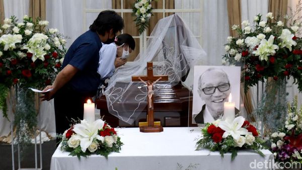 Mantan Rektor Unpar Tutup Usia, Begini Suasana di Rumah Duka