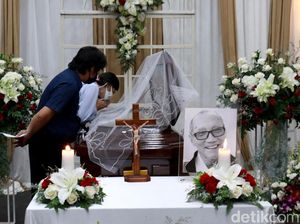 Mantan Rektor Unpar Tutup Usia, Begini Suasana di Rumah Duka Mantan Rektor Unpar Tutup Usia, Begini Suasana di Rumah Duka