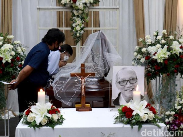 Mantan Rektor Unpar Tutup Usia, Begini Suasana di Rumah Duka